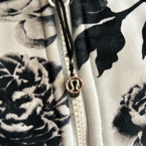 Lululemon Floral Black and White Women's Jacket Size 4 - Picture 4 of 9